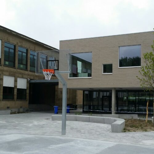 De duurzame basketbalpaal met antivandaal wedstrijdformaat basketbalbord.